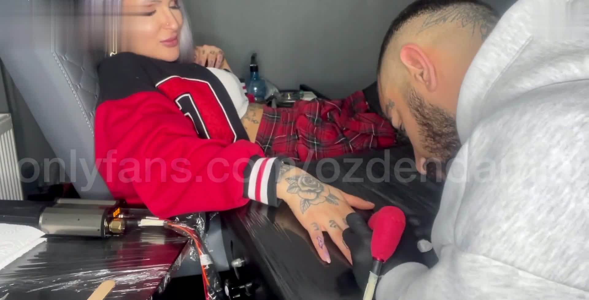 Damla özden dövme yaptırırken sikişe yöneldi